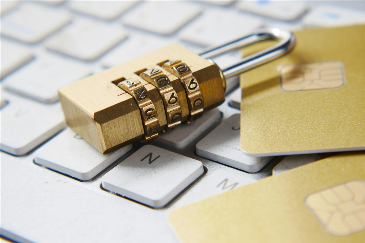 Cadenas à combinaison posé sur un clavier d'ordinateur, symbole de la sécurité numérique