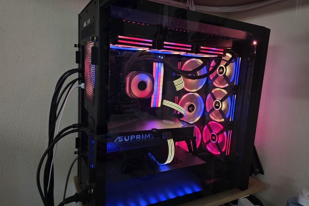 PC gamer monté par CMD Informatique avec éclairage RGB, RTX 5080 Suprim Liquid et refroidissement liquide — Mérignac